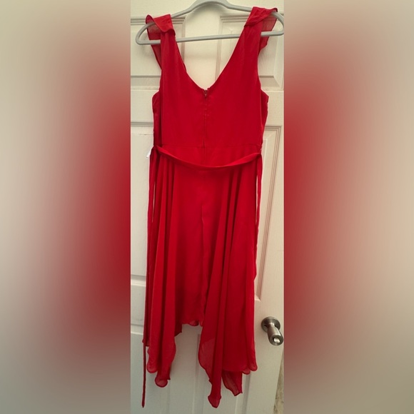 Elegant Red Sleeveless Dress - Picture 4 of 4